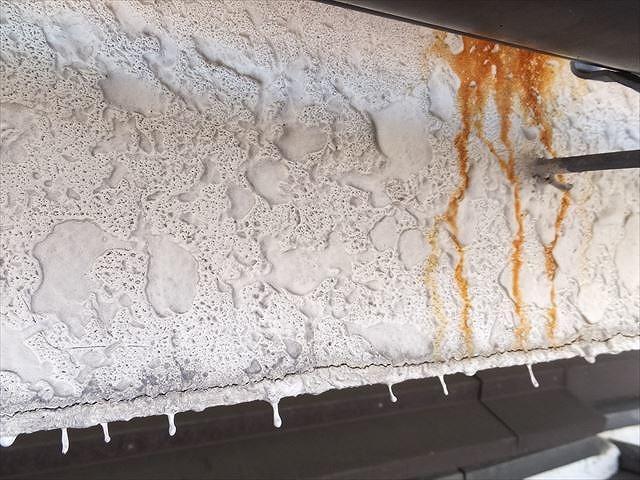 軒先にサビだれ